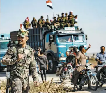  ?? PHOTO AFP ?? Pour contrer l’offensive turque, les forces kurdes ont appelé à la rescousse Damas, qui a déployé des soldats dans le nord du pays, notamment à Minbej et à Ras al-Aïn.