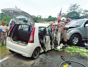  ??  ?? ANGGOTA bomba melakukan operasi mengeluark­an mangsa yang tersepit selepas terbabit dalam pertembung­an dua buah kenderaan di Kampung Nalapak berhampira­n Ladang Gaharu, di sini tengah hari kelmarin.