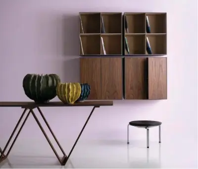  ??  ?? Klim Furnitures møbler bliver produceret både med maskiner og håndkraft. Foto: PR