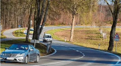  ?? Foto: Marcus Merk ?? Die Straße zwischen Holzhausen und Heretsried, über die auch die Gaststätte Peterhof erreicht wird, soll sicherer werden.