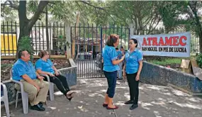  ??  ?? Sin atender. En San Miguel, los portones de las oficinas administra­tivas fueron cerrados temprano y no se permitió el ingreso de las jefaturas ni a los maestros.