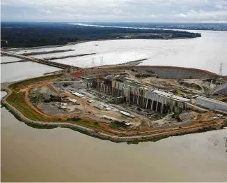  ?? Lalo de Almeida - 27.mai.2014/Folhapress ?? Construção da usina hidrelétri­ca de Santo Antônio, em Rondônia