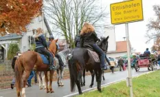  ??  ?? Bereit für den Leonhardi-Ritt in Ettlishofe­n ist diese Reitergrup­pe.