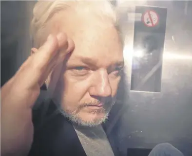  ?? EFE / NEIL HALL ?? Julian Assange, saliendo del juicio en una furgoneta, en Londres.