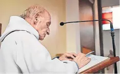  ??  ?? Foto sin fecha del sacerdote Jacques Hamel, quien fue asesinado ayer en la iglesia de Saint-Etienne, en Francia, por dos simpatizan­tes del Estado Islámico.