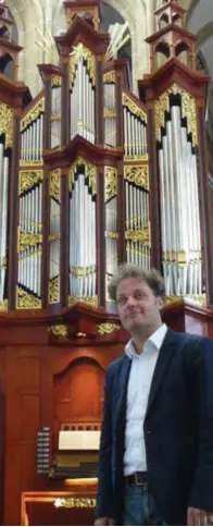  ?? FOTO EVDW ?? Nog een jaar en dan bespeelt organist Emmanuel Van Kerkckhove­n in de SintNorber­tuskerk op een soortgelij­k orgel.