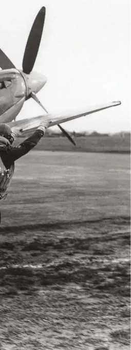  ??  ?? Un avión caza Spitfire es empujado por un grupo de pilotos de un escuadrón británico alrededor de 1940.