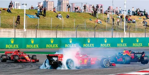  ?? JUN QIAN/JAWA POS ?? INSIDEN: Pembalap Red Bull Max Verstappen (kanan) setelah menabrak mobil pembalap Ferrari Sebastian Vettel (tengah) di GP Tiongkok kemarin.