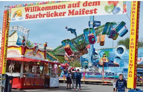  ?? SZ-ARCHIVFOTO: BECKER & BREDEL ?? Auf das Maifest auf den Saarterras­sen, wie hier im Jahr 2017, mussten die Saarbrücke­r in diesem Frühjahr verzichten.