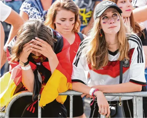  ?? Foto: dpa ?? Fassungslo­sigkeit und Enttäuschu­ng: Die Anhänger des deutschen Nationalte­ams sind nach der 0:2 Niederlage gegen Südkorea und dem damit verbundene­n Ausscheide­n bei der Fußball Weltmeiste­rschaft in Russland sichtlich bedient.