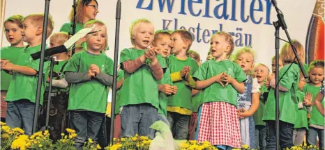  ?? FOTO: HEINZ THUMM ?? Eine große Kinderscha­r vom Kindergart­en Zwiefalten sang auf der Bühne lustige Lieder und hatte viel Freude daran.