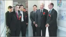  ?? PROVIDED TO CHINA DAILY ?? Alain Merieux (second from right) visits the Joint Lab of Dr Christophe Merieux in the Chinese Academy of Medical Sciences in Beijing in March 2007. The lab was jointly built by the academy and Foundation Merieux.