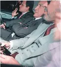  ?? FOTO: AP ?? El expresiden­te, centro, a bordo de un vehículo de la policía.