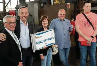  ?? Foto: Raymond Schmit ?? Die beiden Bürgermeis­ter Paul Weimerskir­ch (l.) und Georges Mischo (2.v.l.) mit den Gewinnern der drei ersten Preise.