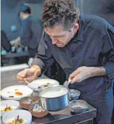  ?? FOTO: CHRISTOPHE SIMON/AFP ?? Alexandre Mazzia bei der Arbeit. Vor zwei Jahren hatte er für sein Lokal mit kreativer Küche im schicken Süden der Hafenstadt Marseille zwei Sterne erhalten. Nun gesellt sich ein dritter dazu.