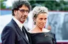  ??  ?? Con il marito Frances McDormand e Joel Coen: sono sposati da 33 anni. A destra, l’attrice in una scena di «Three Billboards Outside Ebbing, Missouri» (presto nelle sale con il titolo «Tre manifesti a Ebbing, Missouri»). Per il ruolo è candidata a tre...