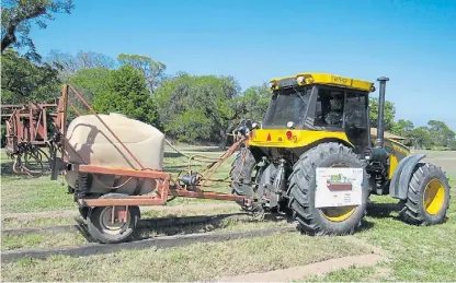  ??  ?? Innovacón. La cama biológica, de origen sueco, sirve para evitar derrames de productos fitosanita­rios.