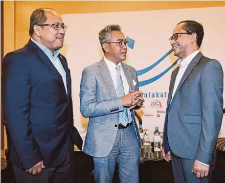  ?? [ FOTO BERNAMA ] ?? Muhammad Fikri (tengah) bersama Ketua Pegawai Eksekutif Takaful Ikhlas General Berhad Eddy Azli Abidin (kanan) dan Ketua Pegawai Eksekutif Syarikat Takaful Malaysia Am Berhad Mohd Sabri Ramli selepas taklimat media prestasi industri takaful di Kuala Lumpur, semalam.