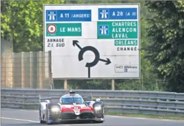  ??  ?? ESTRENO TRIUNFAL. Alonso debutó en la mítica pista de La Sarthe con el mejor tiempo del test.