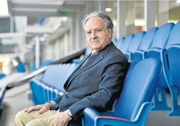  ?? VERÓNICA LACASA ?? Óscar Fle, en el palco del estadio de El Alcoraz.