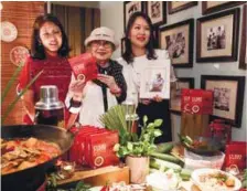  ?? ZULFADHLI ZAKI/ THESUN ?? (right) Kwan at the launch of her book as well as her speciallyb­lended curry paste; and (left) showing her food specialiti­es with daughterin-law Ooi (on left) and granddaugh­ter Foo.