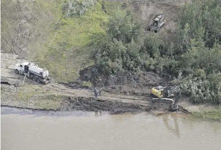  ?? THE CANADIAN PRESS/FILES ?? Crews work to clean up an oil spill on the North Saskatchew­an River near Maidstone, Sask., on July 22, 2016. The spill forced thousands downstream to quickly find new sources of water.