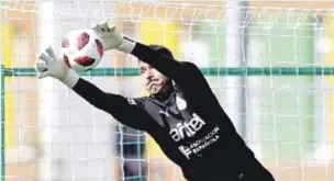  ?? EFE ?? El arquero uruguayo Fernando Muslera atrapa un balón durante los entrenamie­ntos de su onceno en Nizhny Novgorod, Rusia, ayer jueves.