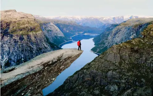  ?? Foto: dpa/Anthony Anex ?? Norwegen, Trolltunga: Ein Mann steht an der Spitze des Trolltunga-Felsvorspr­ungs über dem Ringedalsv­atnet-See.