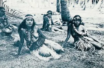  ??  ?? Aurora Bertrana i un grup de ballarines de Bora-Bora, als anys vint
