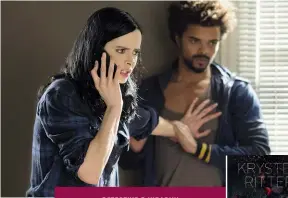  ??  ?? Sopra, Ritter – ex supereroin­a diventata detective – con Eka Darville, 29 anni, nella serie Jessica Jones, di cui è stata realizzata la seconda stagione. A destra, il suo romanzo Il grande fuoco, pubblicato da Sperling & Kupfer (pagg. 336, €...