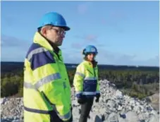  ?? FOTO: SANNA TUURALA ?? TOPPEN. Joachim Jansson och Tove Stål på toppen av berget som alla pratar om.