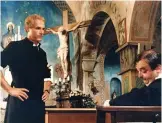  ??  ?? Ist Don Camillo allein in der Kapelle, hält er Konversati­onen mit Gott. Jetzt muss er erstmal warten