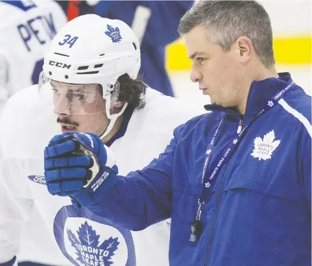  ?? CRAIG ROBERTSON ?? Auston Matthews chats with new coach Sheldon Keefe during a recent practice. One of the toughest challenges facing Keefe is getting his star centre to play as hard without the puck as he does with it, something that was also an issue when Mike Babcock was behind the bench.