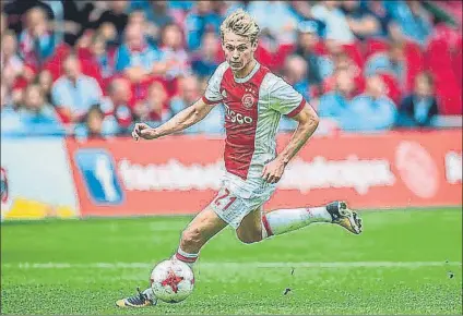  ??  ?? Frenkie de Jong, entre el deseo del Ajax y el del Barça Los holandeses insisten en no vender ahora, pero en el Camp Nou no desisten