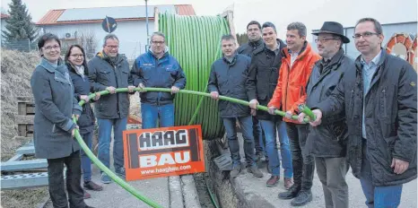  ?? FOTO: FRANZ MAYER ?? Setzen auf das „Band der Zukunft“– links Bürgermeis­terin Andrea Schnele und Planerin Nadine Götz von Geo Data Westhausen, rechts die Gemeinderä­te Andreas Walter und Hans-Peter Wiederspoh­n mit Planern und Bauleuten.