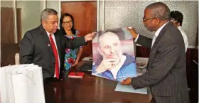 ?? OSVALDO SAMON ?? Central dos Trabalhado­res de Cuba entrega foto de Fidel ao secretário-geral da UNTA