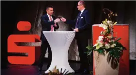  ?? FOTOS: MARCO KNEISE () ?? Wolfgang Asche und Landrat Matthias Jendricke (SPD) starteten in den Abend, indem sie einen Toast auf das neue Jahr aussprache­n