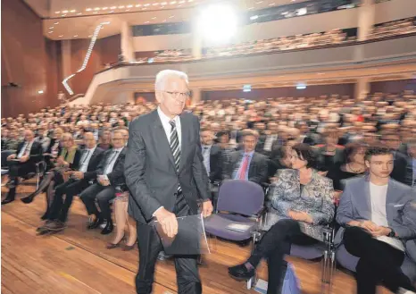  ?? FOTO: FELIX KÄSTLE ?? Winfried Kretschman­n auf dem Weg zum Rednerpult. In zwei Sälen verfolgten 2000 Besucher seine Ansprache im Graf-Zeppelin-Haus.