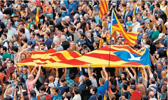  ??  ?? Grupos de separatist­as catalanes, concentrad­os en Barcelona, enarbolan la bandera republican­a independie­nte.