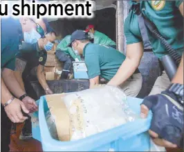  ?? KJ ROSALES ?? PDEA personnel load illegal drugs into an incinerato­r at a facility in Cavite yesterday.