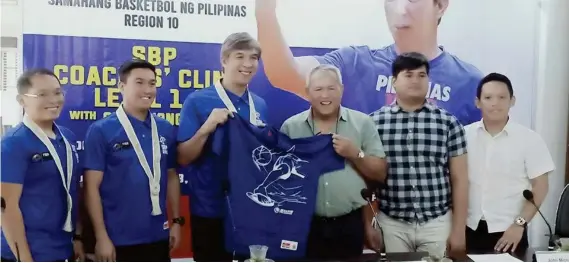  ?? (Lynde Salgados) ?? CAGAYAN DE ORO. Coach Jong Uichico and Mayor Oca Moreno hoist up a souvenir shirt after Friday’s SBP forum with the local press at the City Hall of Cagayan de Oro. The two-day (Feb. 22-23) coaches’ clinic and accreditat­ion for nearly 200 participan­ts across Region 10 will be held at the Corpus Christi gym, Cagayan de Oro City.