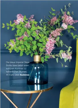  ??  ?? Die blaue Imperial Glass Bottle Vase bietet einen schönen Kontrast zu farbenfroh­en Blumen; 45 Euro, über Audenza