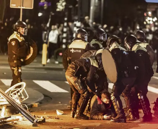  ?? ?? Rotterdam war der Ausgangs- und Höhepunkt der Ausschreit­ungen in den Niederland­en am Wochenende.