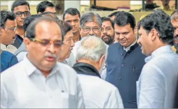  ?? KUNAL PATIL/HT ?? Party leaders gathered to discuss the reservatio­n issue at a meet called by CM Fadnavis at the Vidhan Bhavan on Saturday.