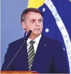  ??  ?? Bolsonaro é criticado pela forma como lida com a crise