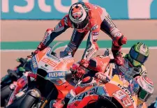  ?? AFP ?? Il «volo» di Jorge Lorenzo durante le fasi iniziali del GP di Aragon