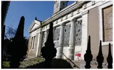  ??  ?? Le bar Le Justice est situé au dessous de l’ancien palais de Justice de Mayenne, d’où son nom.