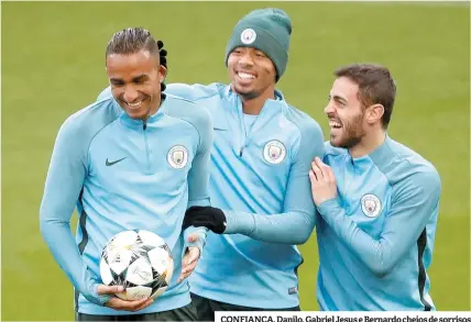  ??  ?? CONFIANÇA. Danilo, Gabriel Jesus e Bernardo cheios de sorrisos