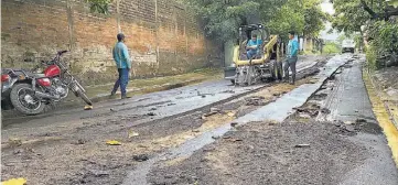  ?? ?? Vecinos lamentaron que la calle sufriera deterioro a menos de una semana de reparada.