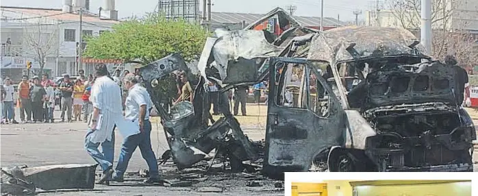  ??  ?? Tremendo. La explosión se produjo en la avenida Sabattini. Llevaban a dos policías accidentad­os en un choque.